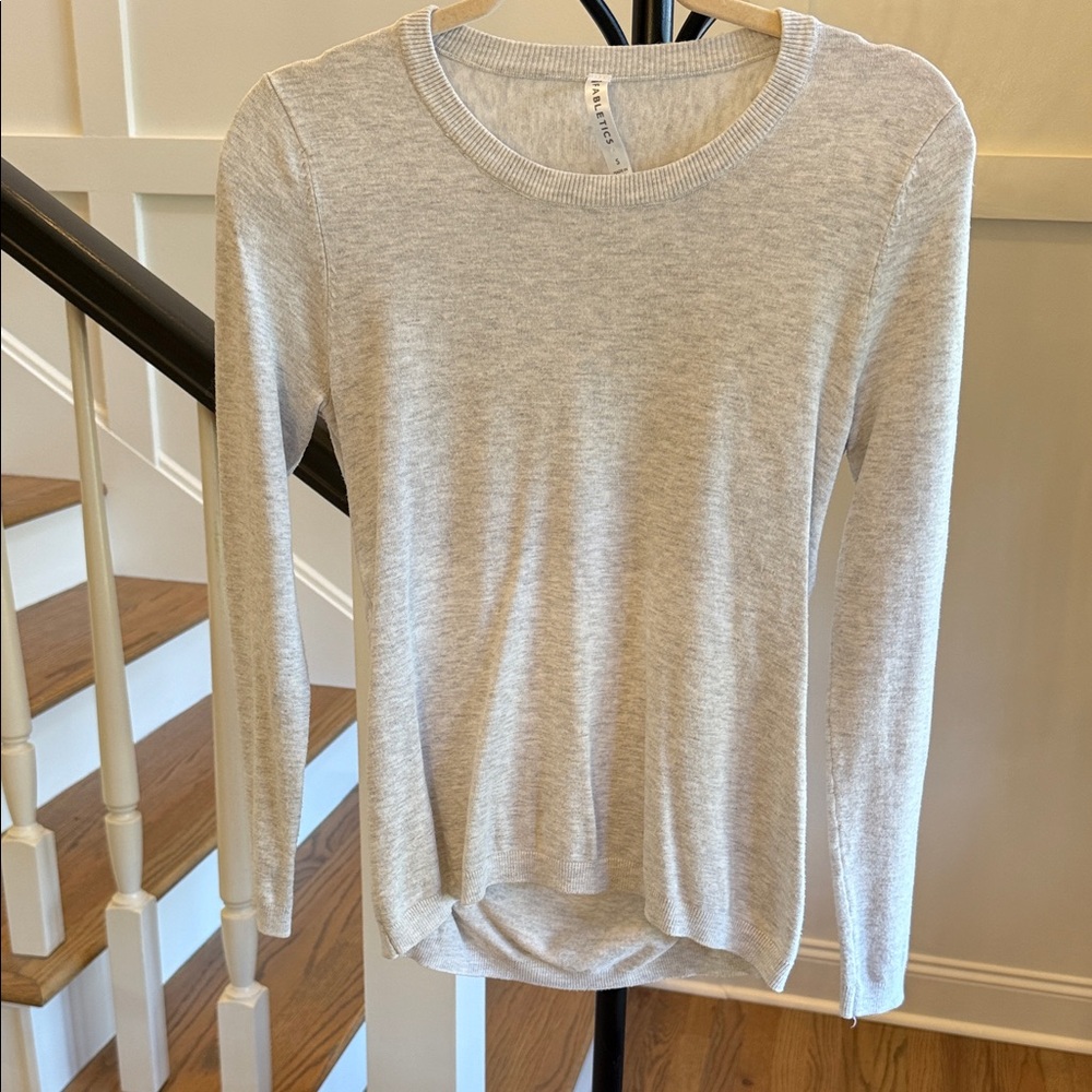 Fabletics Light Gray Long Sleeve Tee